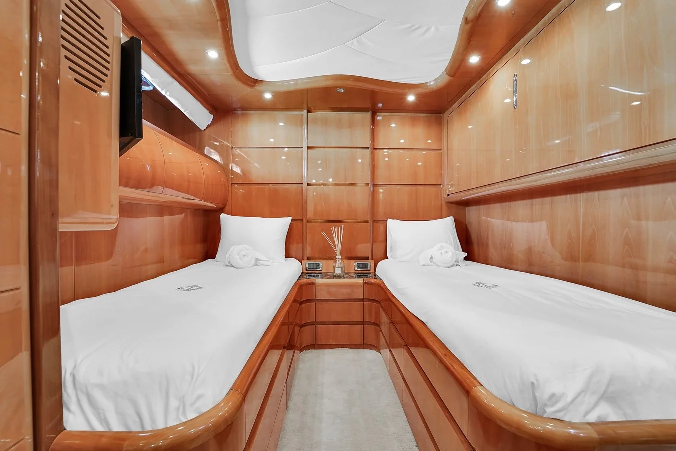 110ft Maiora Stamos Bien sundeck